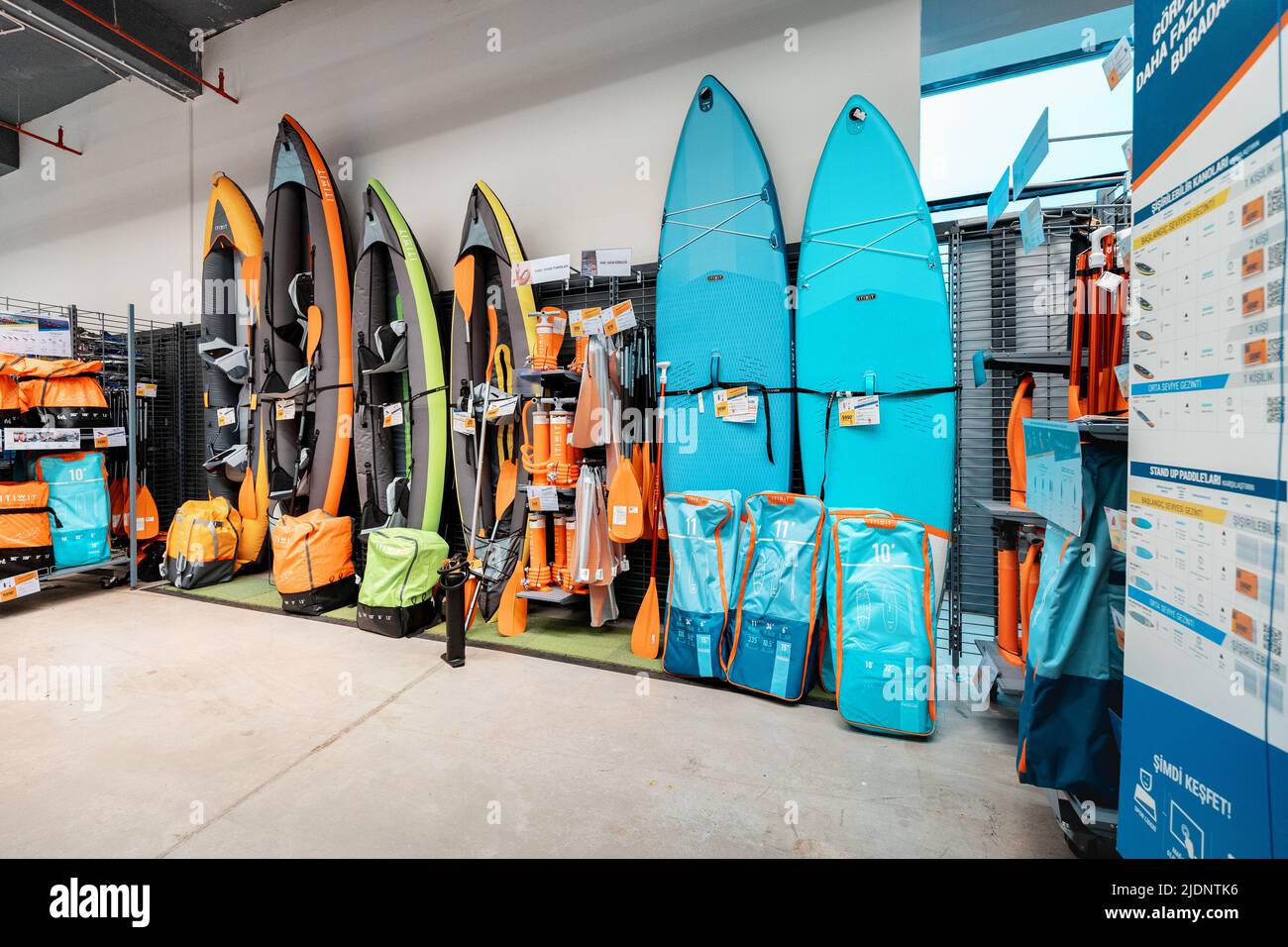 26 Mai 2022, Antalya, Turquie: Un certain nombre de bateaux gonflables et de planches de soutien dans le magasin d'équipement sportif Decathlon Banque D'Images