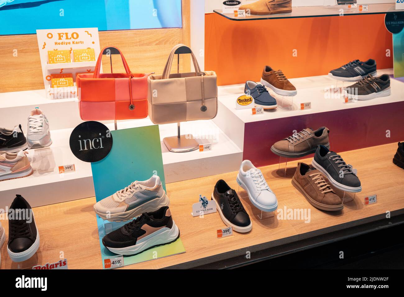 26 mai 2022, Antalya, Turquie: Chaussures et accessoires décontractés de  différentes marques à la fenêtre du magasin Flo dans le centre commercial  Photo Stock - Alamy