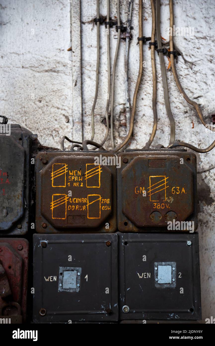 Ancienne carte électrique dans un bâtiment abandonné. Photo prise dans des conditions de faible luminosité Banque D'Images