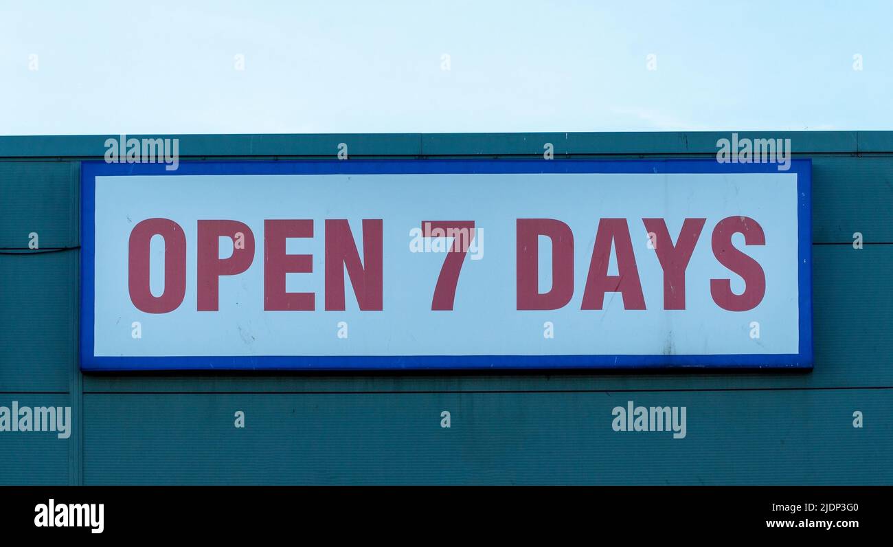 Affiche indiquant qu'il est ouvert 7 jours sur 7 Banque D'Images