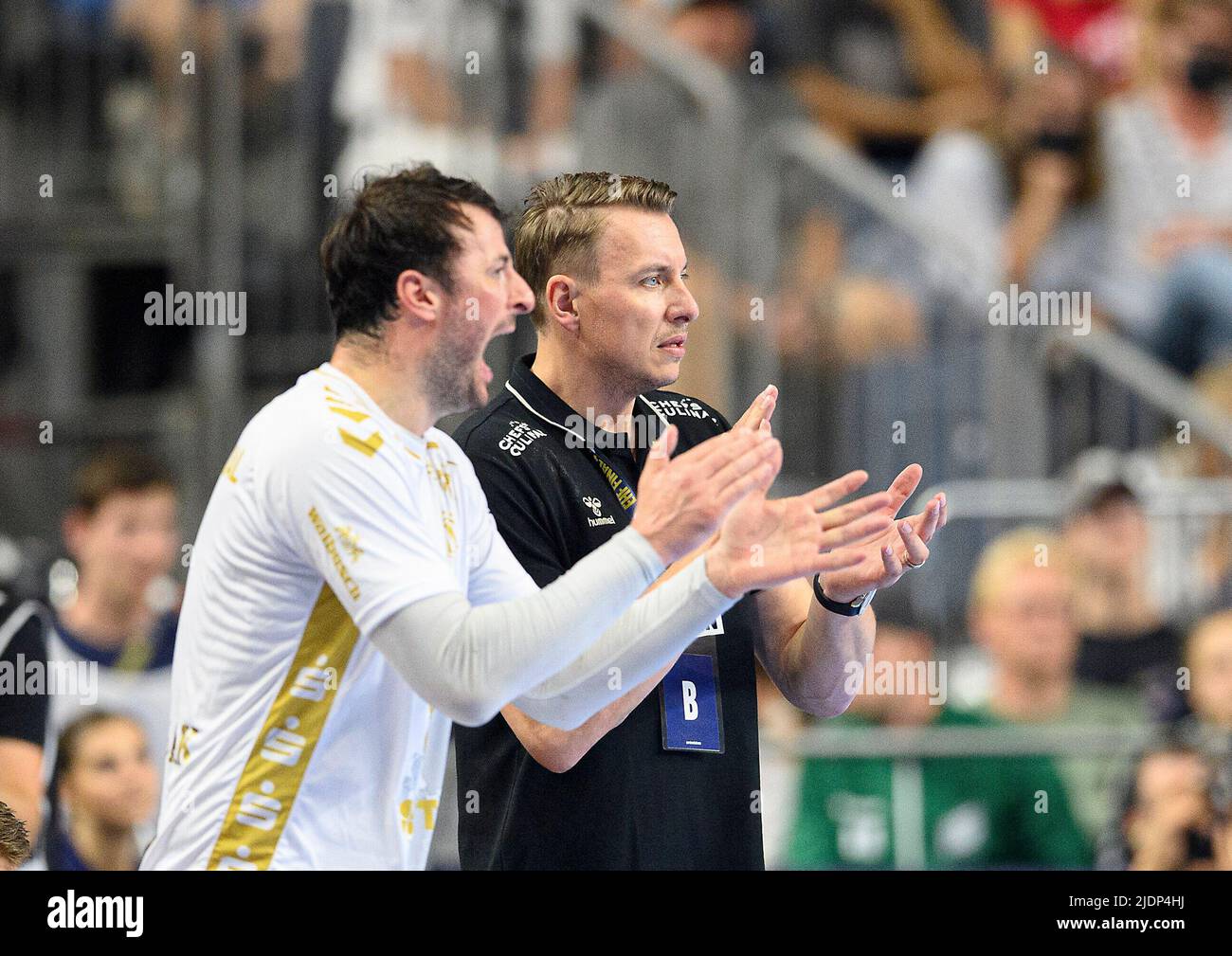 De gauche à droite Domagoj DUVNJAK (KI), entraîneur Filip JICHA (KI) clapping, clapping, gestuelle, geste, Handball Champions League final quatre, match pour 3rd places. THW Kiel (KI) contre Telekom Veszprem (Vesz) 37 : 35 NS, on 19 juin 2022 à Cologne/Allemagne. Â Banque D'Images