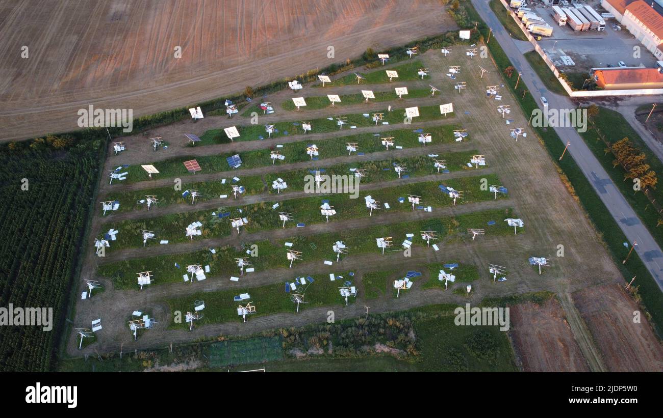 Centrale solaire détruite par de fortes rafales de vent tornado,Vlasatice,République Tchèque,Europe,vue aérienne centrale photovoltaïque brisée par le vent,tempête Banque D'Images