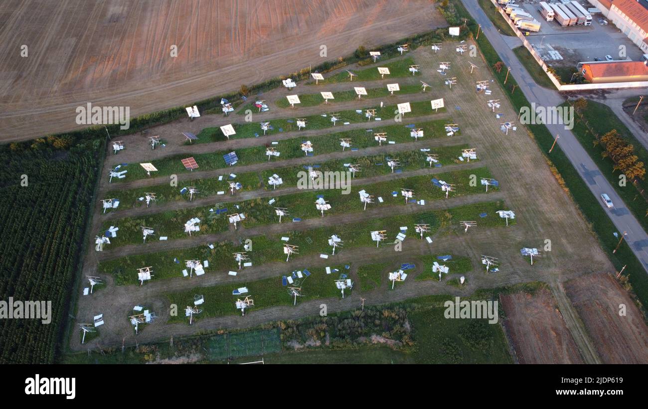 Centrale solaire détruite par de fortes rafales de vent tornado,Vlasatice,République Tchèque,Europe,vue aérienne centrale photovoltaïque brisée par le vent,tempête Banque D'Images