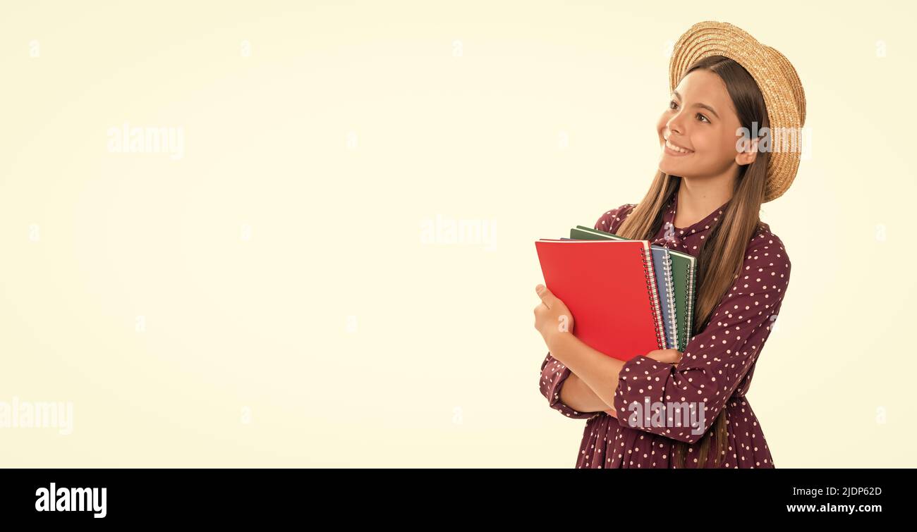 gamin gai en chapeau de paille tenir le carnet d'école pour étudier isolé sur blanc, de retour à l'école Banque D'Images