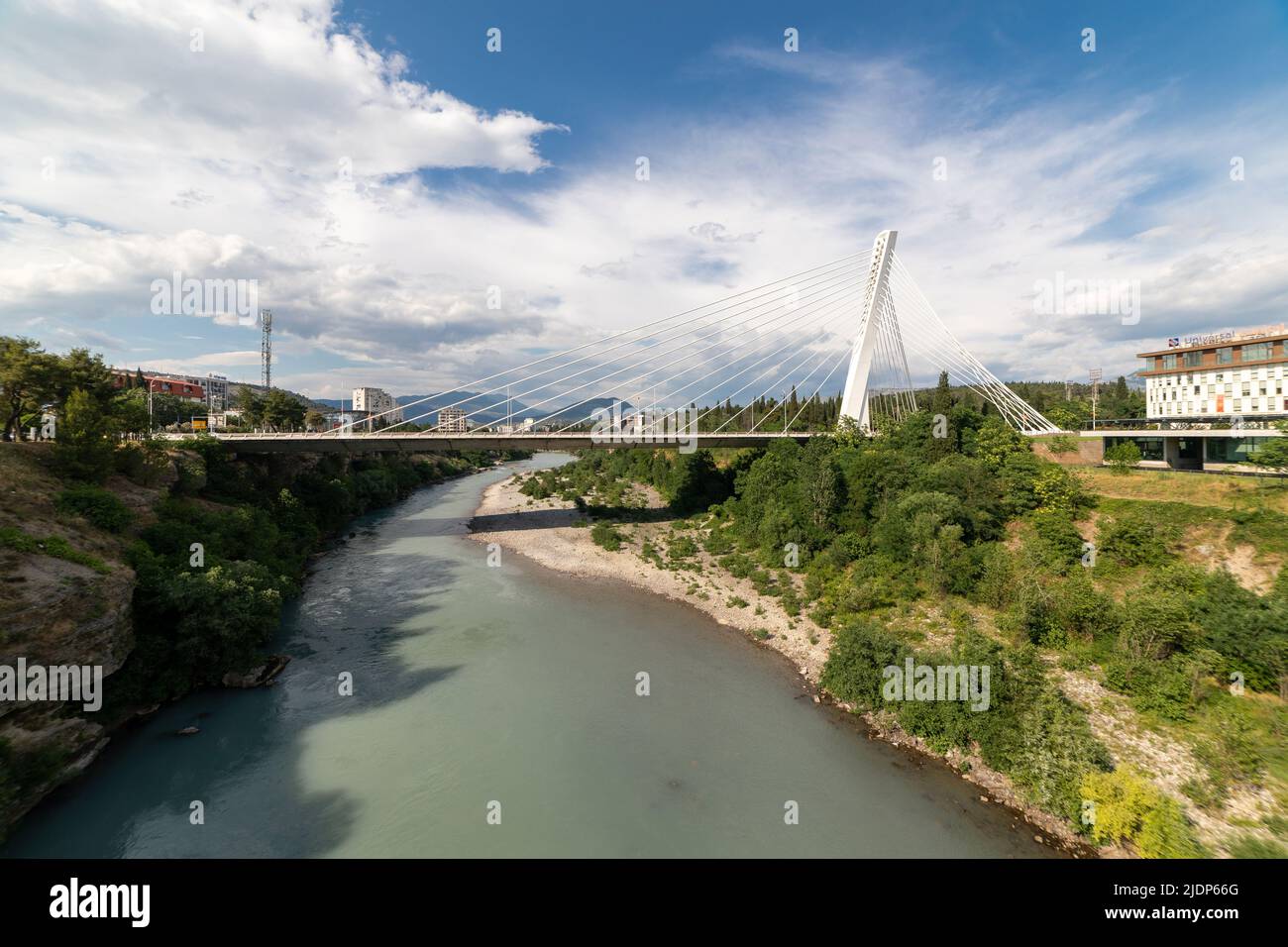 Ponts à Podgorica sur la rivière Moraca, Capitole du Monténégro. Architecture moderne, symbole de la ville Banque D'Images