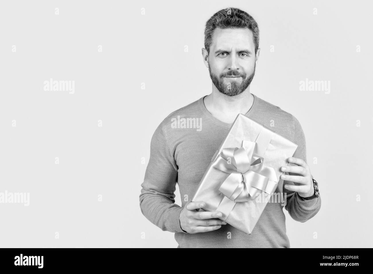 concept de shopping. vente et rabais. surprise pour elle. jour de la saint valentin. lendemain de noël. Banque D'Images