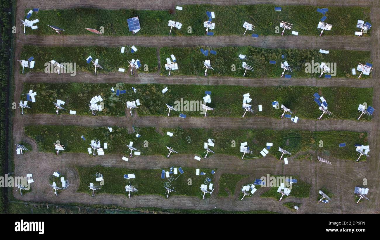 Centrale solaire détruite par de fortes rafales de vent tornado,Vlasatice,République Tchèque,Europe,vue aérienne centrale photovoltaïque brisée par le vent,tempête Banque D'Images