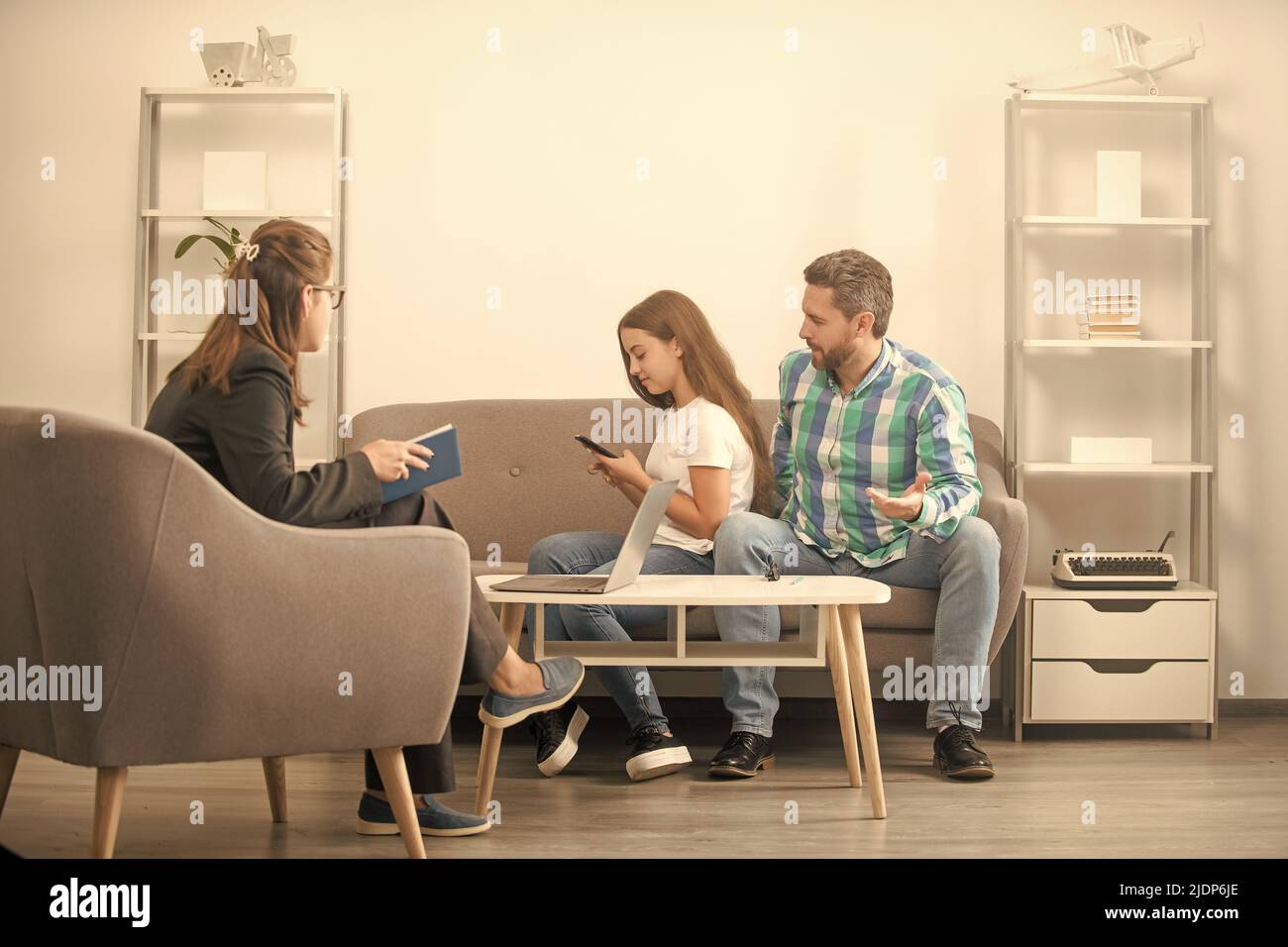 psychologue donner la thérapie familiale pour papa et téléphone dépendance fille fille, famille Banque D'Images