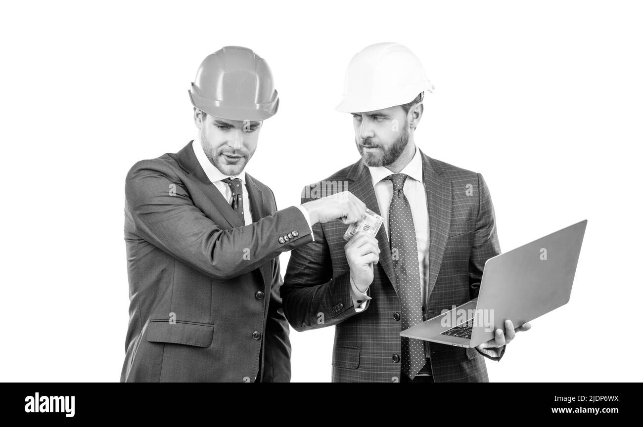 soutien financier. investissement dans un projet architectural. hommes d'affaires avec de l'argent et un ordinateur portable. Banque D'Images