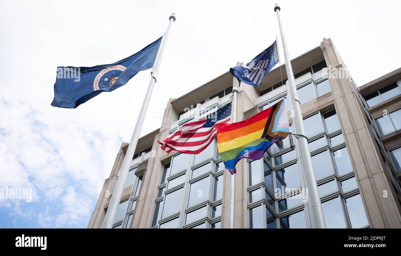 Washington, District de Columbia, États-Unis. 9th juin 2022. Le drapeau Progress Pride est vu voler à l'édifice du siège social de la NASA Mary W. Jackson à Washington, DC. En reconnaissance du mois de la fierté du LGBTQ, le drapeau de la fierté du progrès sera utilisé à l'extérieur du siège social de l'agence pour le mois de juin. Credit: Joel Kowsky/NASA/ZUMA Press Wire Service/ZUMAPRESS.com/Alamy Live News Banque D'Images