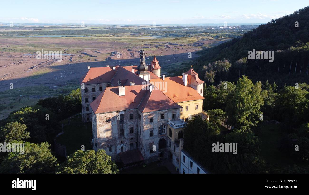 Château de Jezeri situé près de la mine de charbon en Bohême du Nord, château d'État Jezeři, République tchèque. Vue panoramique panoramique avec carrière de charbon brutale Banque D'Images