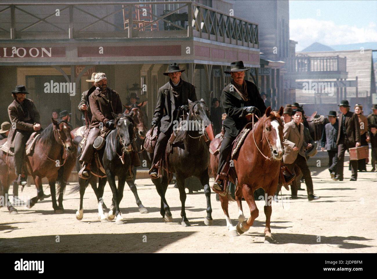 COSTNER, ASHBY, WYATT EARP, 1994 Banque D'Images