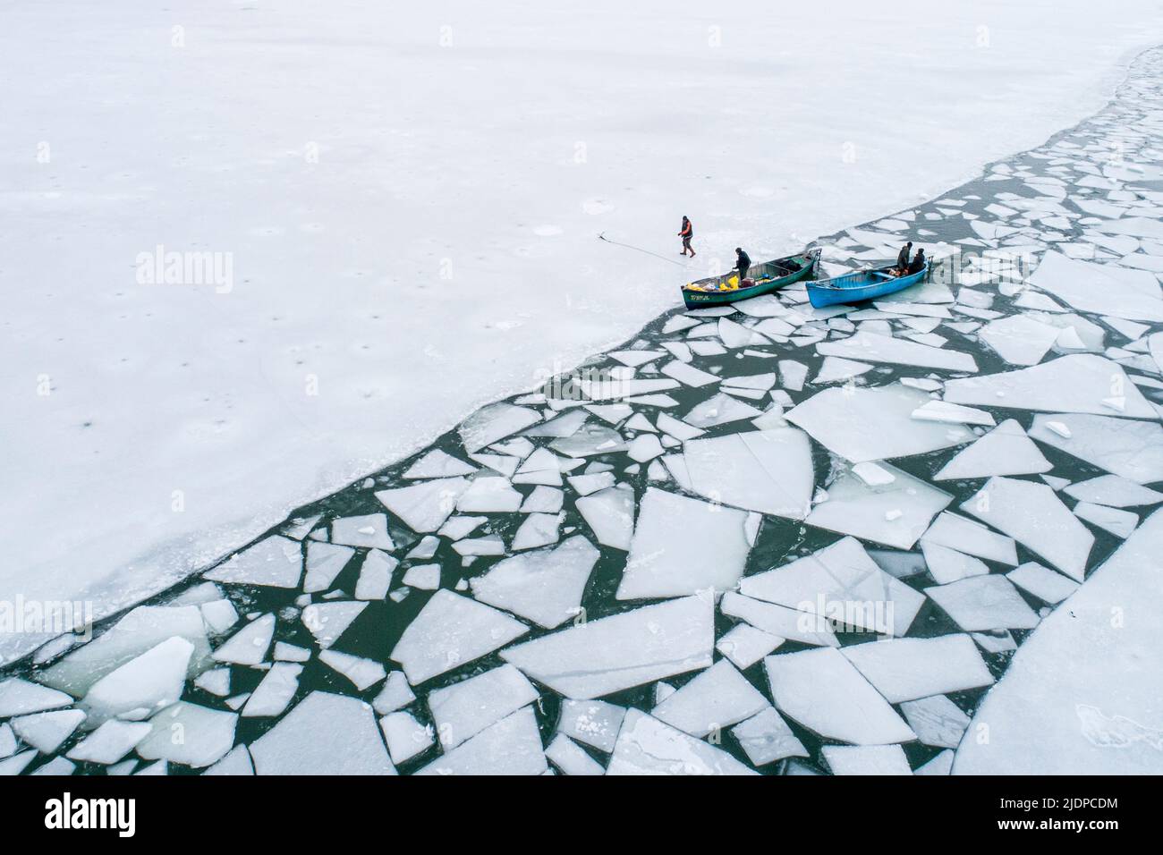 Exploration en bateau d'expédition de glace sur une calotte glaciaire brisée Banque D'Images