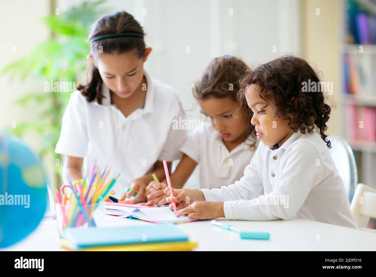 Les enfants vont à l'école. Groupe interracial d'enfants d'âge mixte en ...