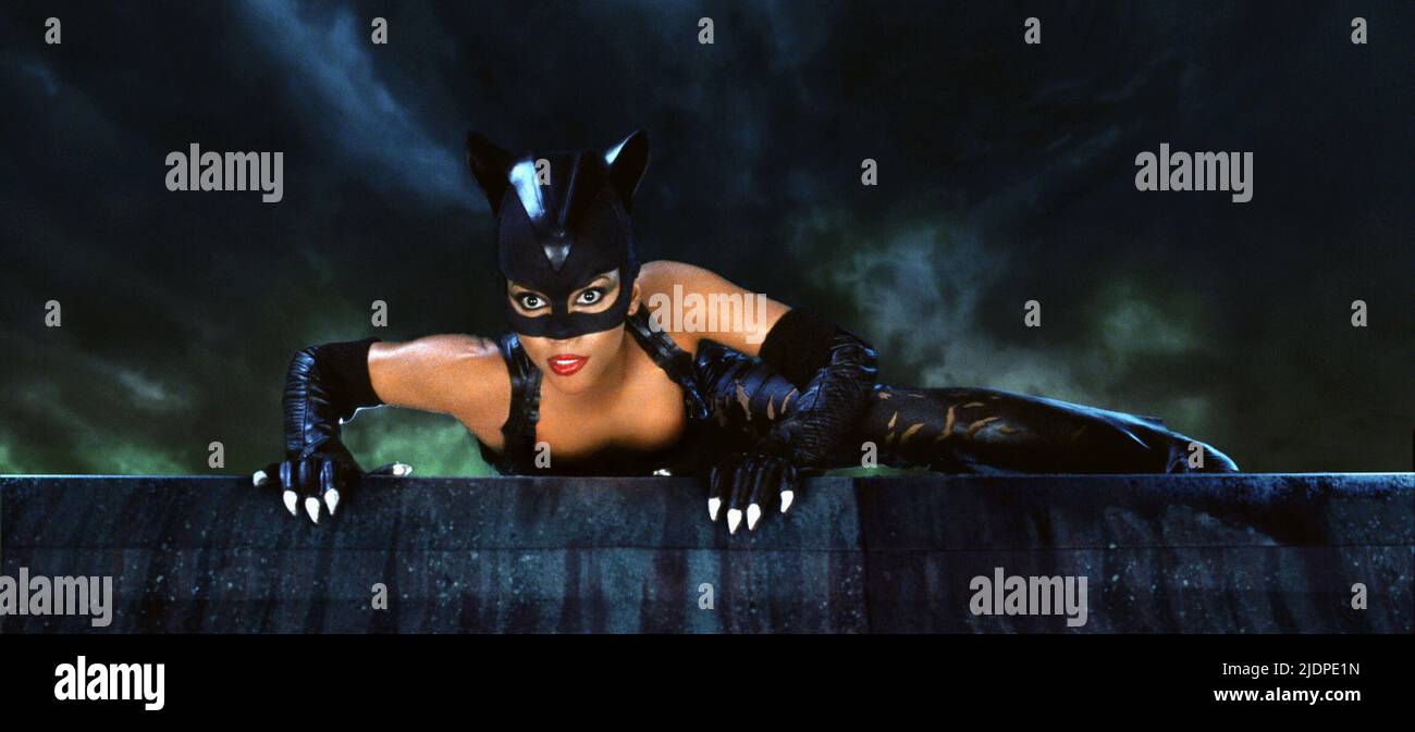 HALLE BERRY, Catwoman, 2004 Banque D'Images
