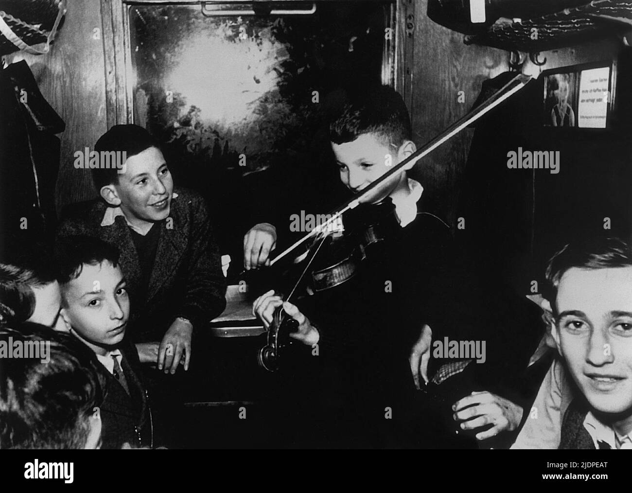 Les enfants en train de jouer du violon, DANS LES BRAS D'ÉTRANGERS : HISTOIRES DU KINDERTRANSPORT, 2000 Banque D'Images