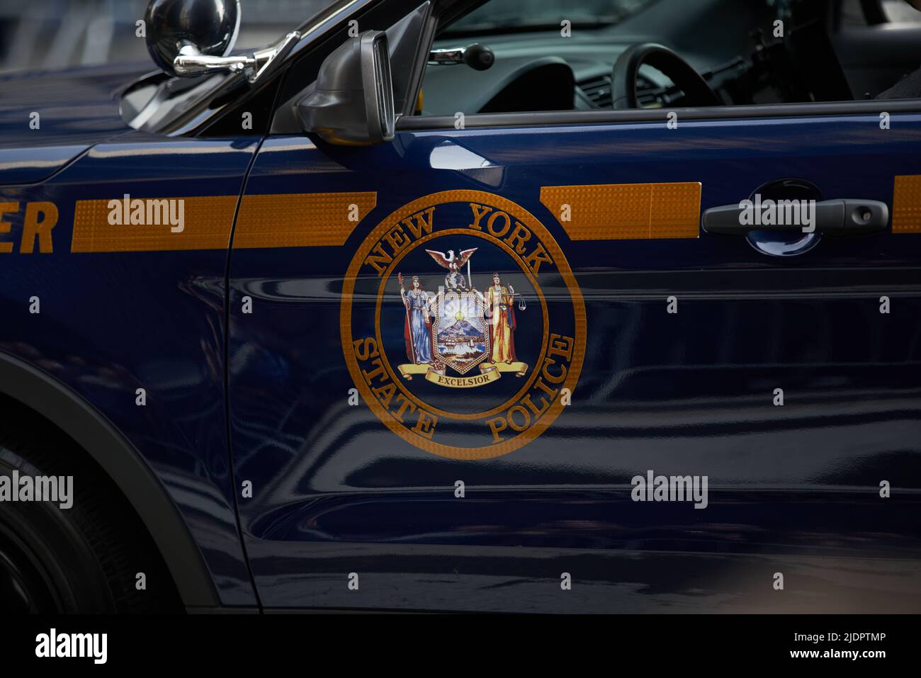 Manhattan, New York, États-Unis - 11 novembre. 2019 : voiture de police de l'État de New York. Emblème sur la porte du Trooper car Banque D'Images