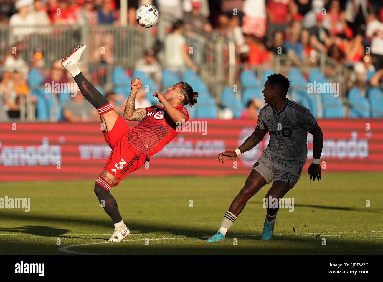 Le défenseur du FC de Toronto, Carlos Salcedo (3), joue le ballon sur sa tête alors que l'avant-projet du CF Montréal, Romell Quioto (30), regarde pendant la première demi-coupe de soccer semi-vaginal à Toronto, mercredi, 22 juin 2022. LA PRESSE CANADIENNE/Nathan Denette Banque D'Images