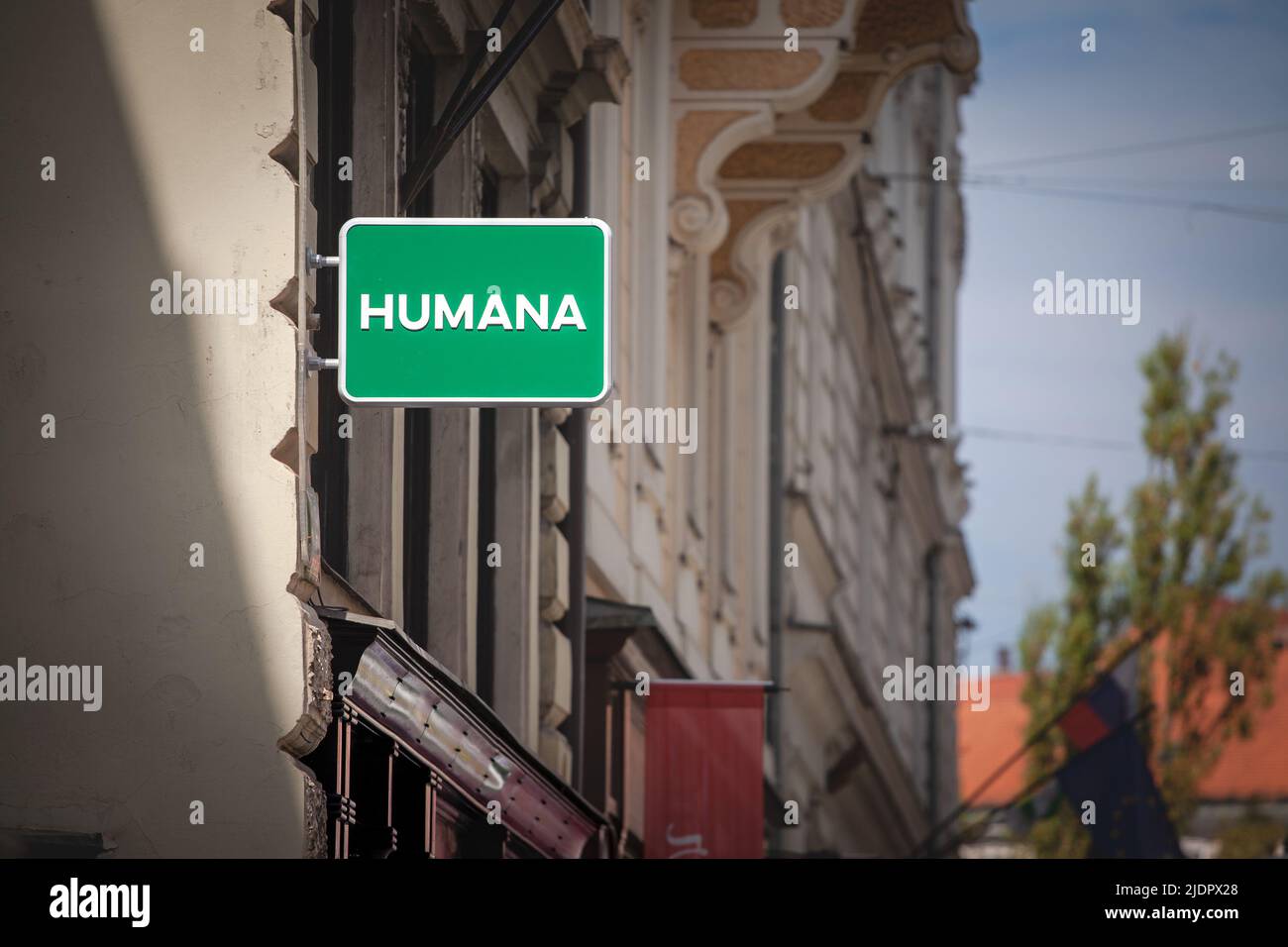 Photo d'un signe avec le logo des personnes Humana à des gens sur leur magasin d'occasion à Ljubljana, Slovénie. Humana est un organisme de bienfaisance spécial Banque D'Images