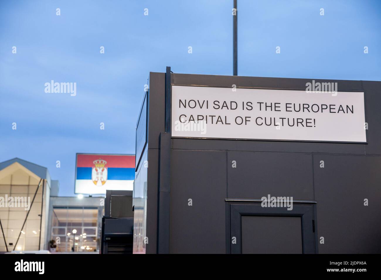 Photo d'un signe indiquant que Novi Sad est la capitale européenne de la culture pour 2021 2022. Une capitale européenne de la culture est une ville désignée par TH Banque D'Images