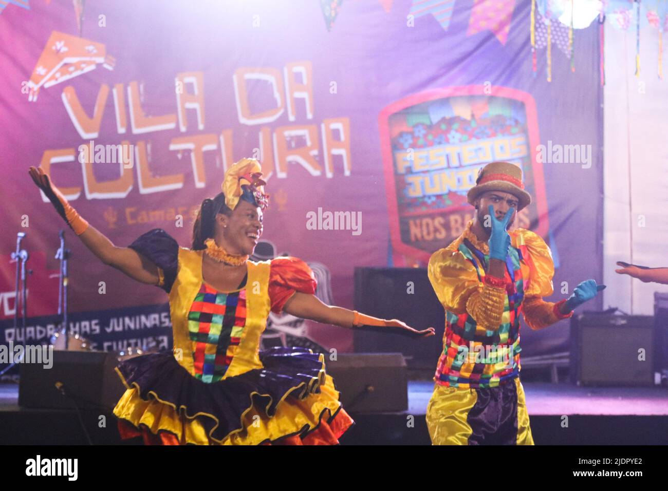 CAMAÇARI, BA - 22.06.2022: FESTA JUNINA NA BAHIA - Juninas Concours Quadrilahas pour enfants, avec présentation de groupes culturels et forró, dans la nuit de ce mercredi, (22), à Vila da Cultura monté à Praça Abrantes, Centro, Camaçari, (BA). Sur la photo, Groupe Canjica Mole, lors d'une intervention artistique. (Photo: Mauro Akiin Nassor/Fotoarena) Banque D'Images