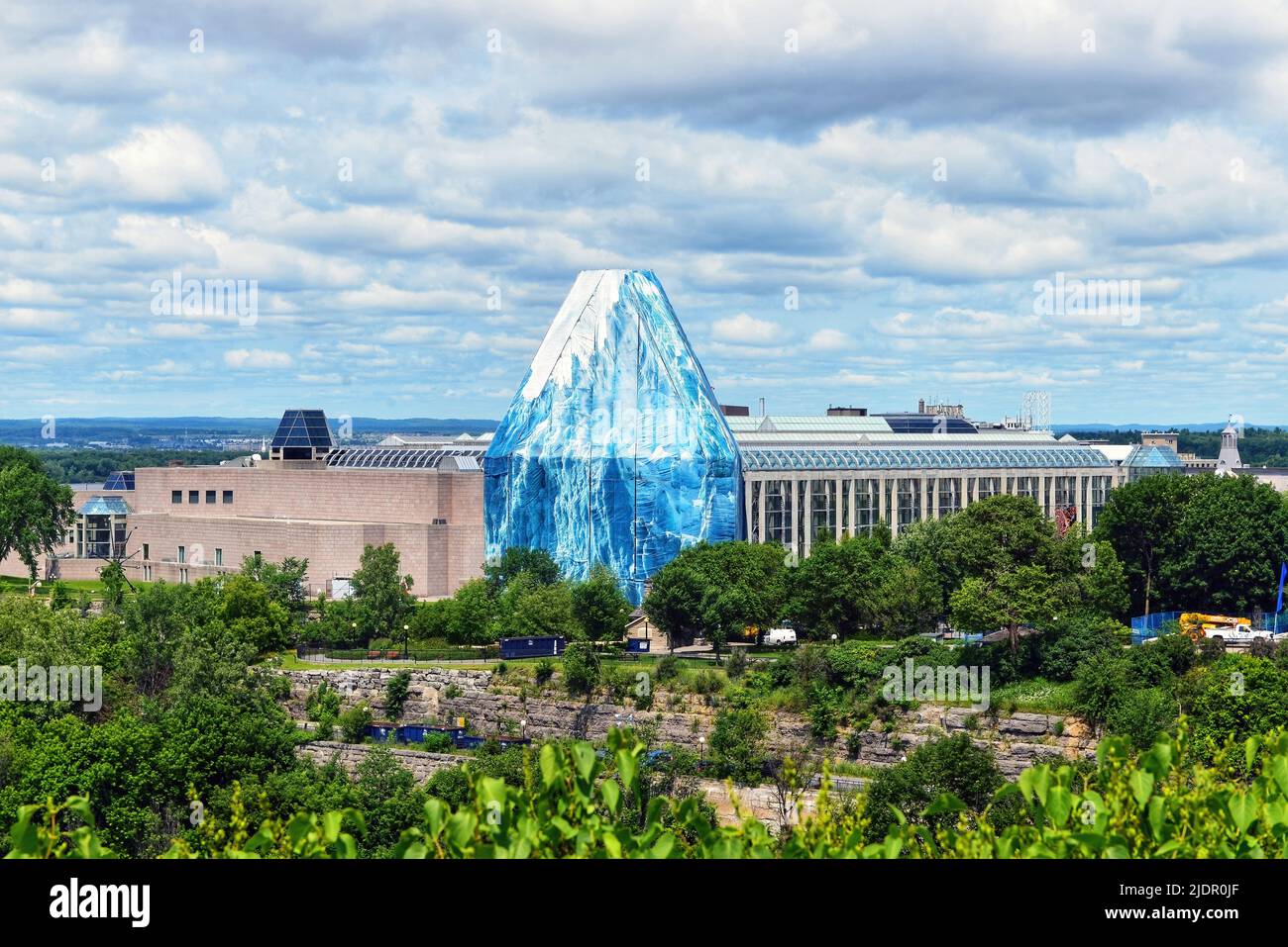 Ottawa, Canada - 30 juin 2013 : le Musée des beaux-arts du Canada avec la coupole de verre à trois niveaux temporairement recouverte d'une image d'un iceberg Banque D'Images