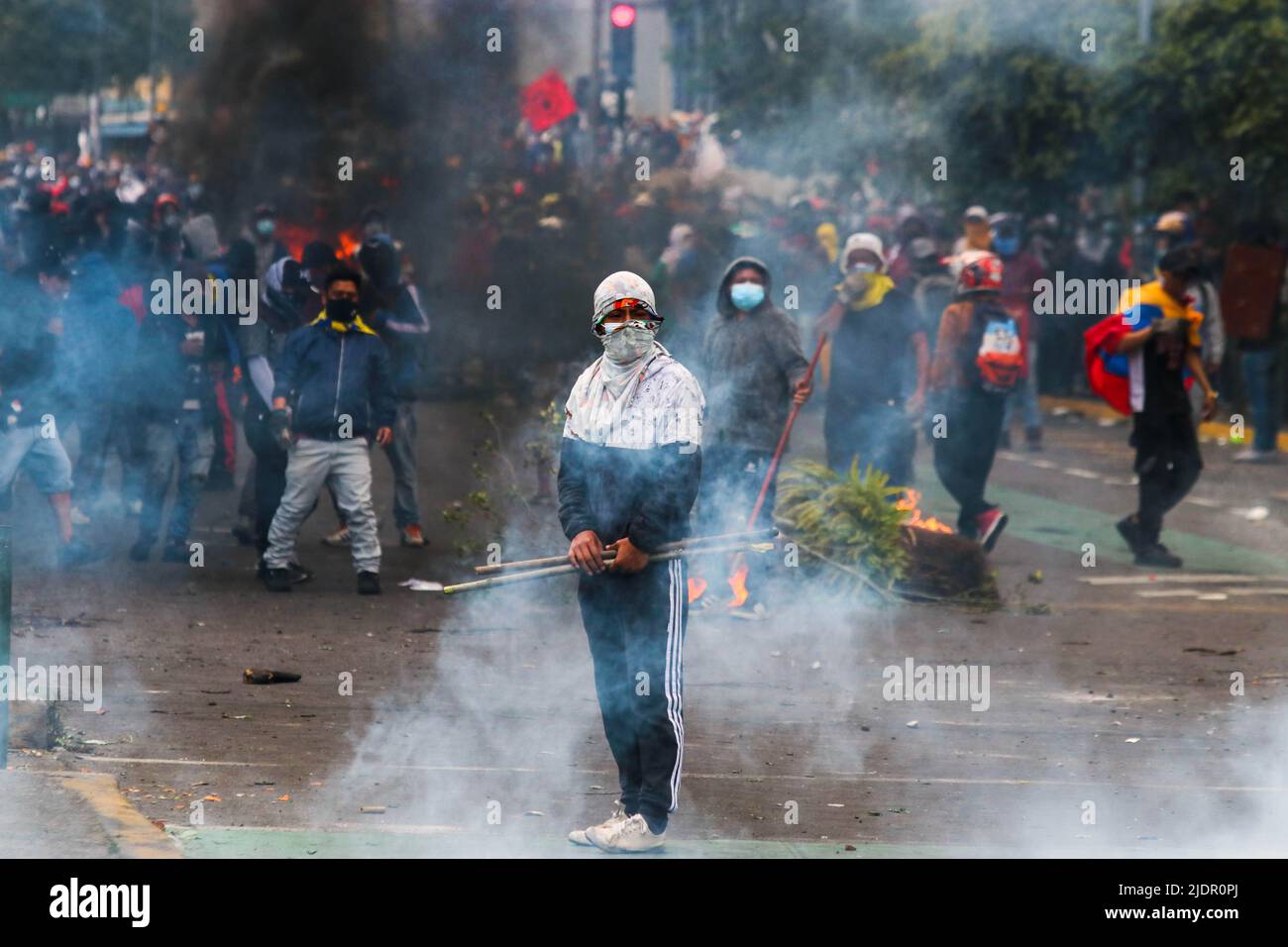 Quito, Équateur. 22nd juin 2022. Des manifestants autochtones s'opposent à la police lors d'une manifestation contre le gouvernement du Président Lasso. Credit: Rafael Rodríguez/dpa/Alay Live News Banque D'Images