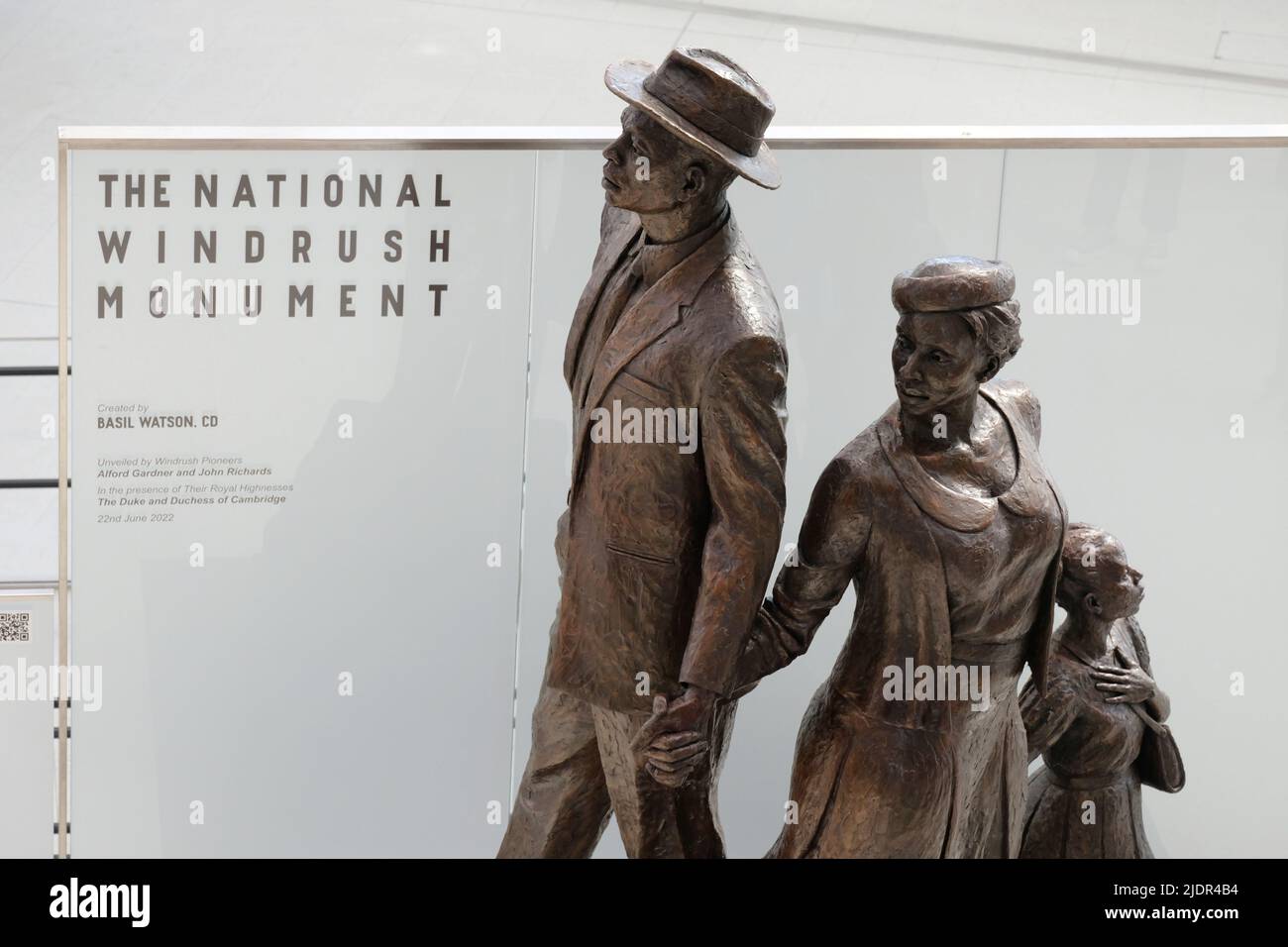 Londres, Royaume-Uni, 22nd juin 2022. Une statue conçue par le sculpteur jamaïcain Basil Watson est dévoilée à la gare de Waterloo pour marquer le Windrush Day et célébrer les pionniers de Windrush qui sont arrivés des pays des Caraïbes aux docks de Tilbury en 1948, onu jusqu'en 1971. Les trois figures - représentant un homme, une femme et un enfant symbolisent le lien de la génération Windrush. Crédit : onzième heure Photographie/Alamy Live News Banque D'Images