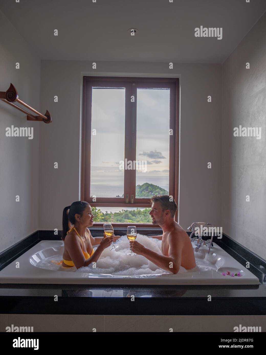 Bathroom couple wine drink Banque de photographies et d'images à haute  résolution - Alamy