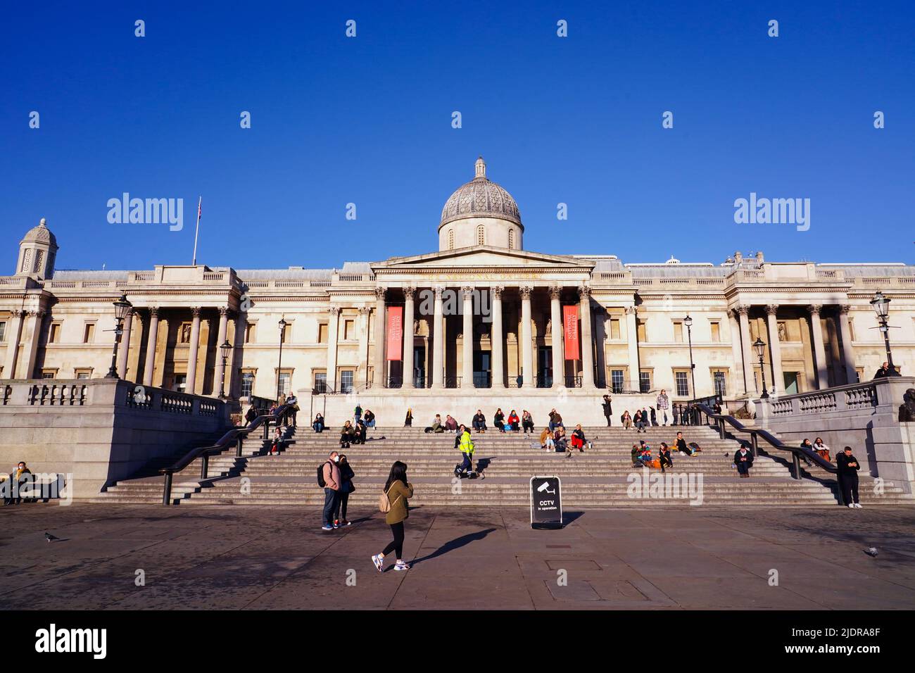 Photo du dossier datée du 17/01/22 de personnes assises devant la National Gallery de Londres, alors que la National Gallery a annoncé son intention de célébrer 200 ans avec un festival d'un an de 'art, de créativité et d'imagination'. Banque D'Images