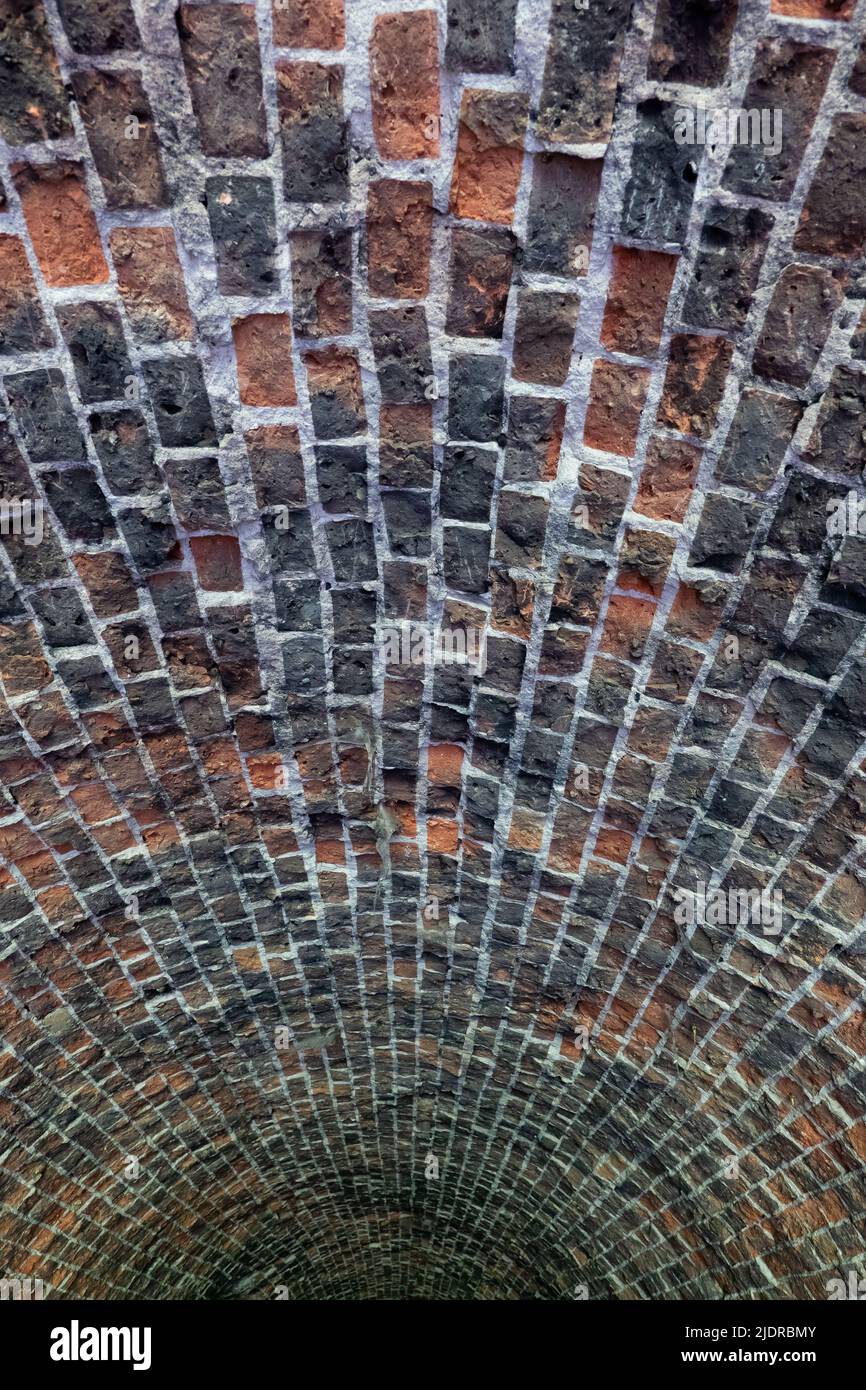 Arrière-plan abstrait du plafond en brique de couloir voûté dans le bâtiment abandonné de fort Bema datant du 19th siècle à Varsovie, Pologne. Banque D'Images