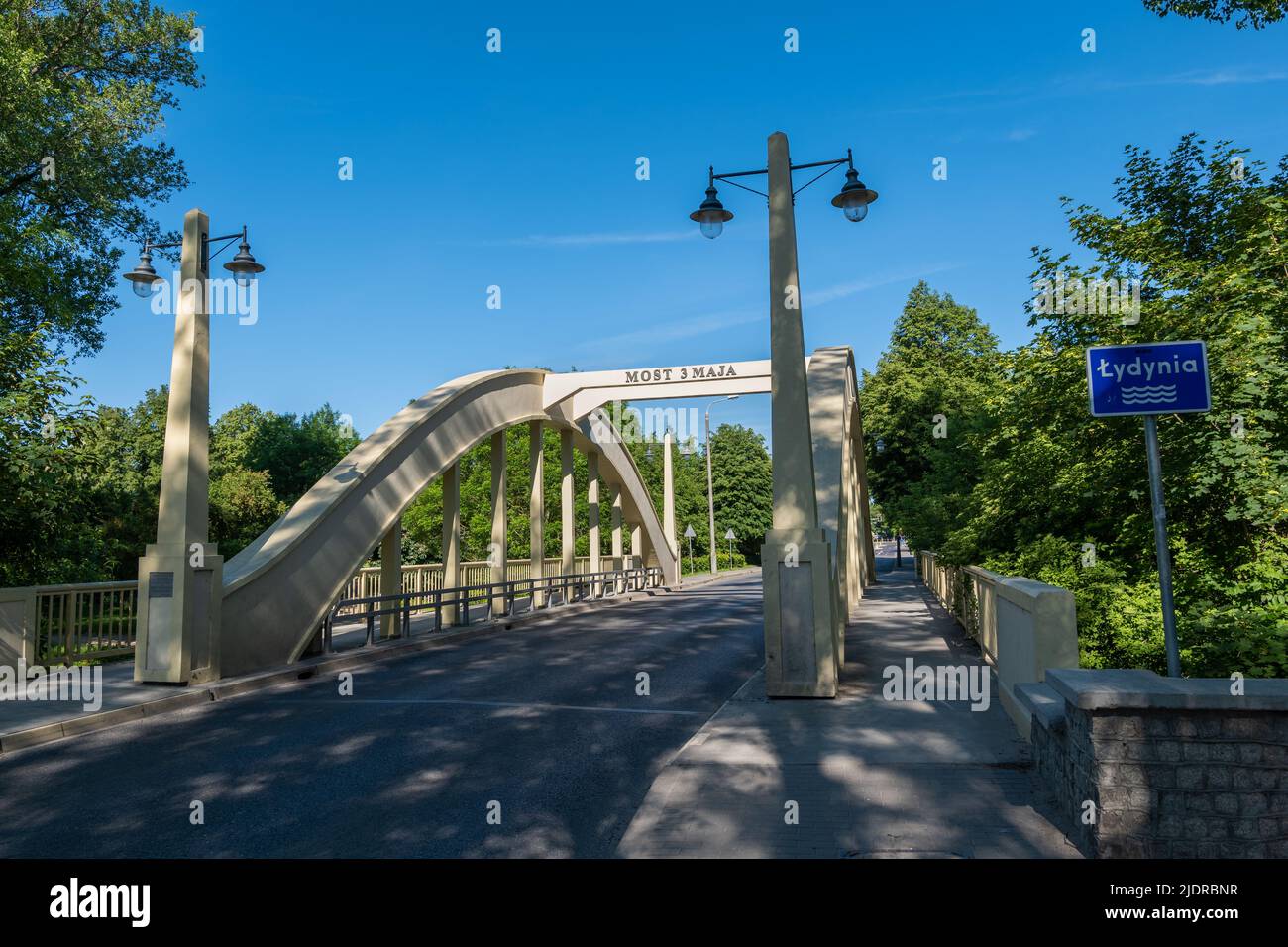 Pont du troisième Mai (polonais : Most 3 Maja), route et passerelle piétonne sur la rivière Lydynia dans la ville de Ciechanow en Pologne. Banque D'Images