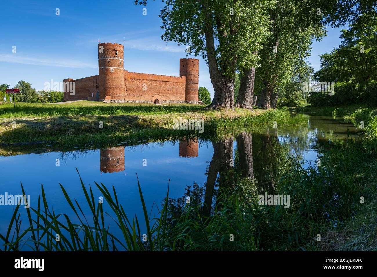 Paysage avec le château médiéval des ducs de Masovie et la vallée de la rivière Lydynia à Ciechanow, Pologne. Banque D'Images