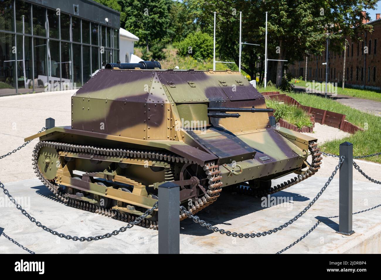 Réplique du prototype de tankette polonaise Tankietka TK-1 (1930) à la forteresse de Modlin en Pologne. Réservoir de reconnaissance léger sans turretless, petit brassard à chenilles Banque D'Images