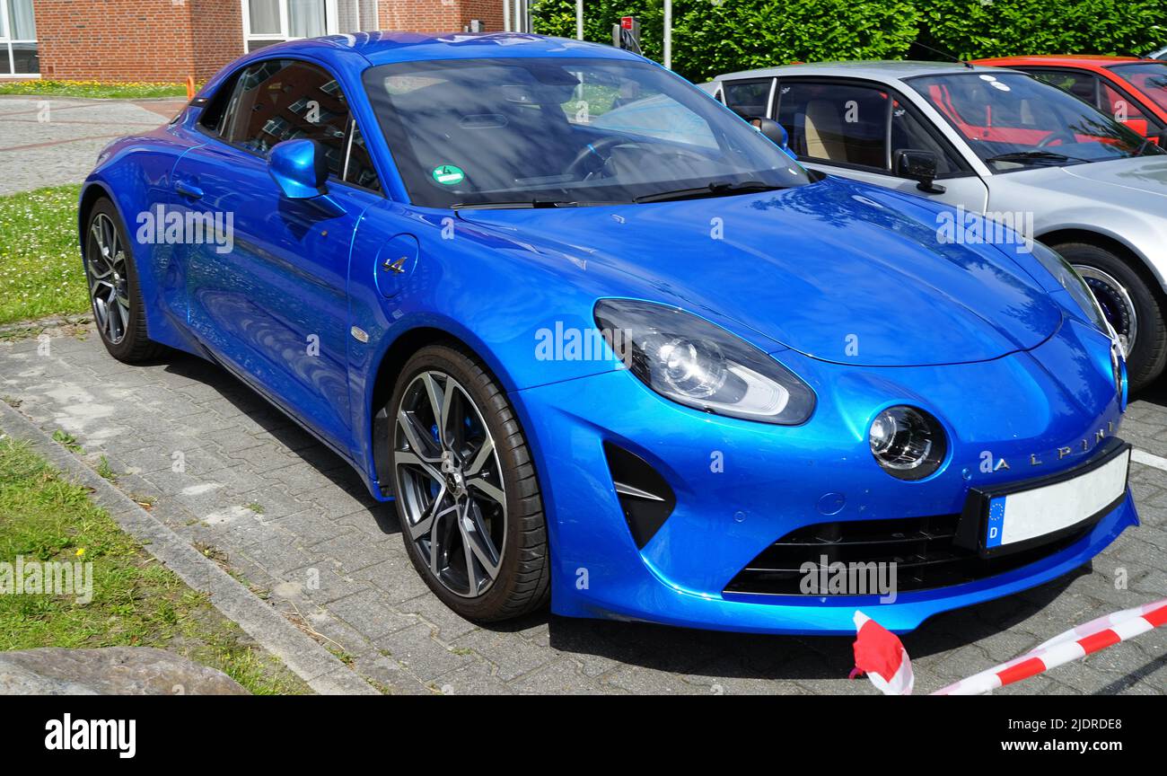 Papenburg, Allemagne - 17 juin 2022 jour de rencontre du club alpin Renault. Sur le coin se trouve un Alpine A110 bleu (version 2017) Banque D'Images