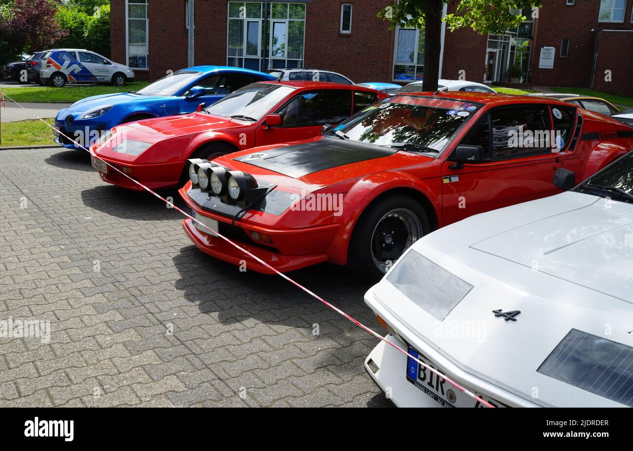Papenburg, Allemagne - 17 juin 2022 jour de rencontre du club alpin Renault. Quatre Alpins d'une rangée : un modèle bleu A110 et trois modèles A310 Banque D'Images