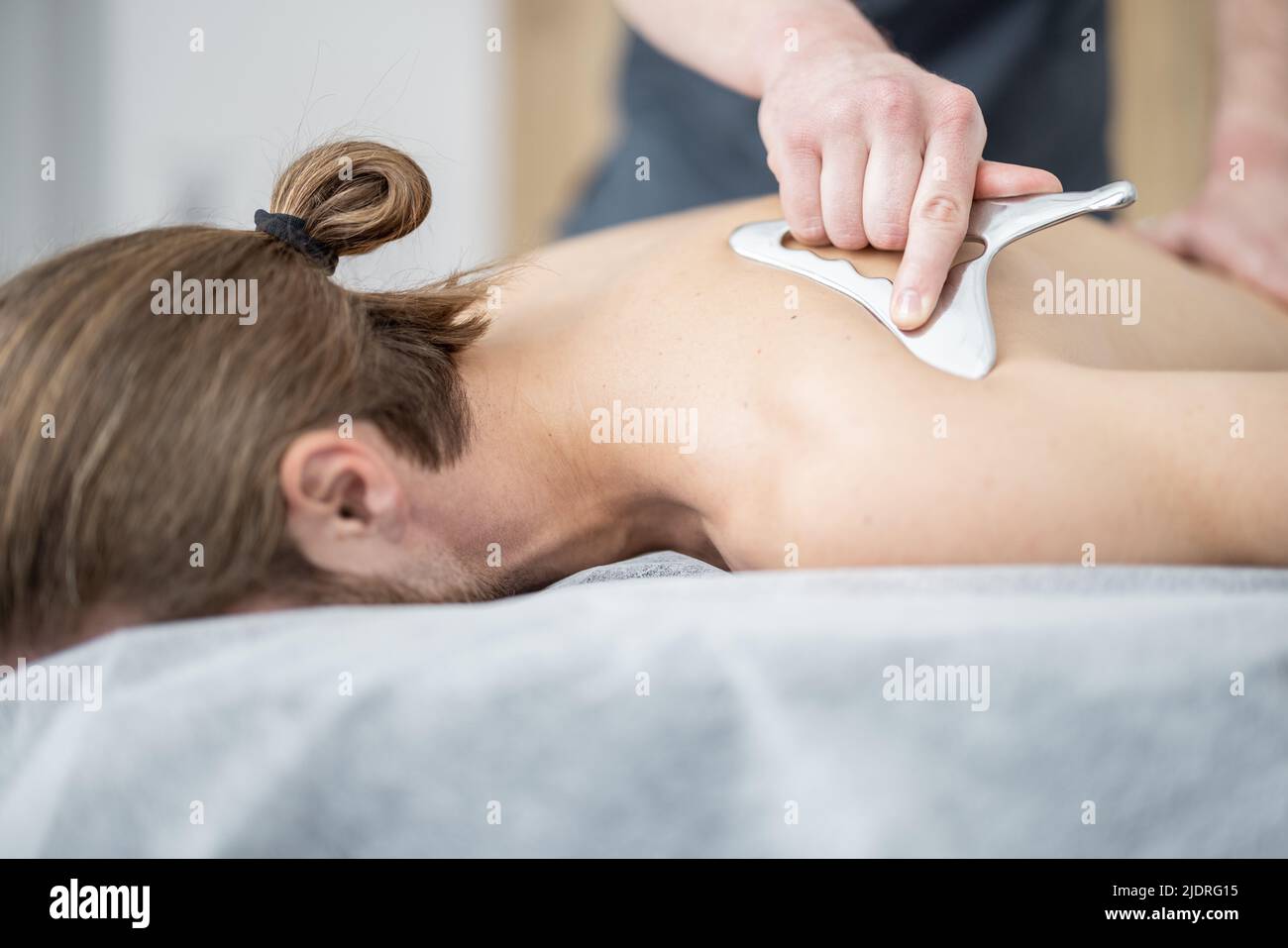 Massage avec une lame de massage spéciale Banque D'Images
