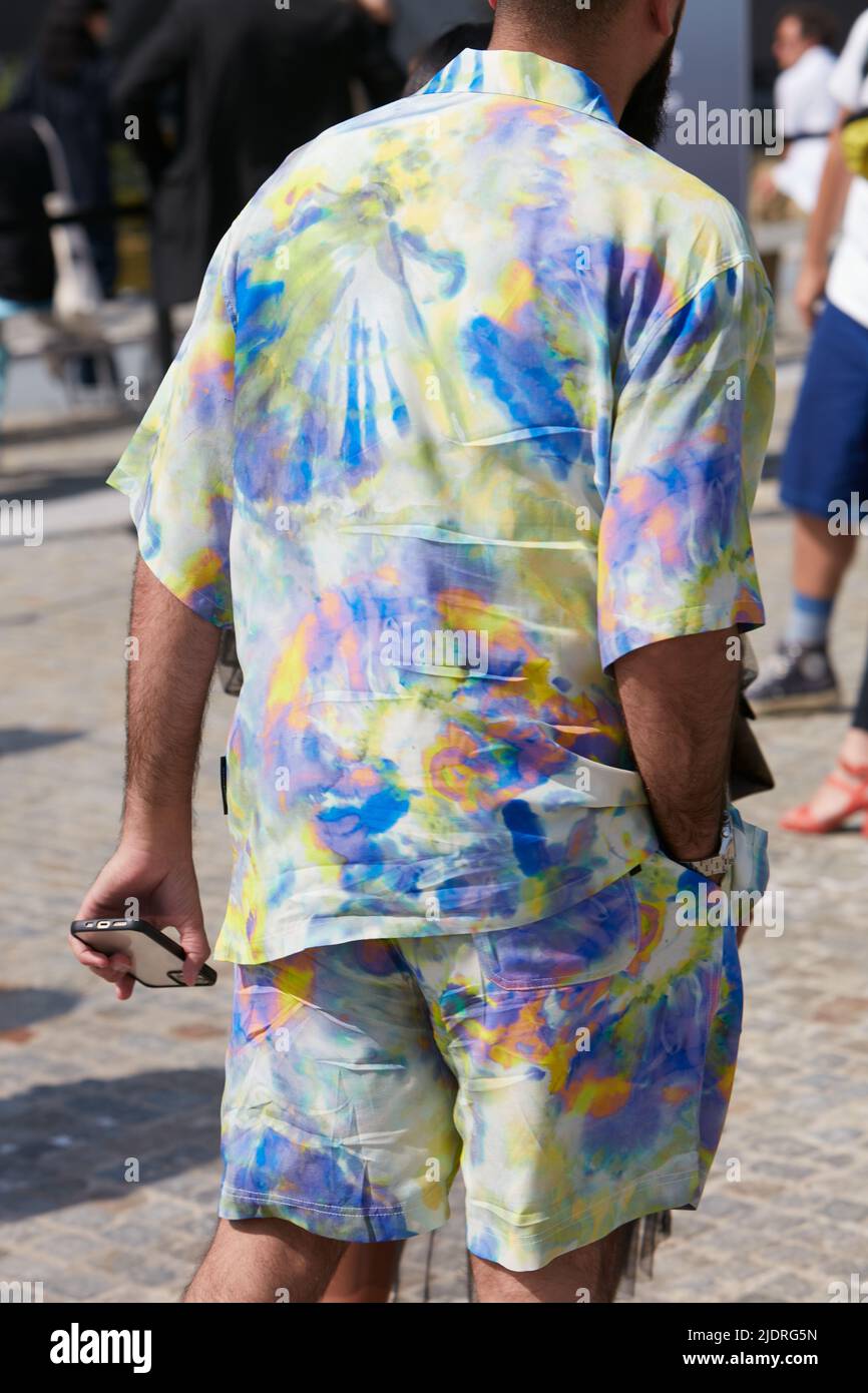 MILAN, ITALIE - 18 JUIN 2022: Homme avec chemise et short avec teinture  cravate couleurs en bleu et jaune avant le MSGM Fashion show, Milan Fashion  week Street sty Photo Stock - Alamy