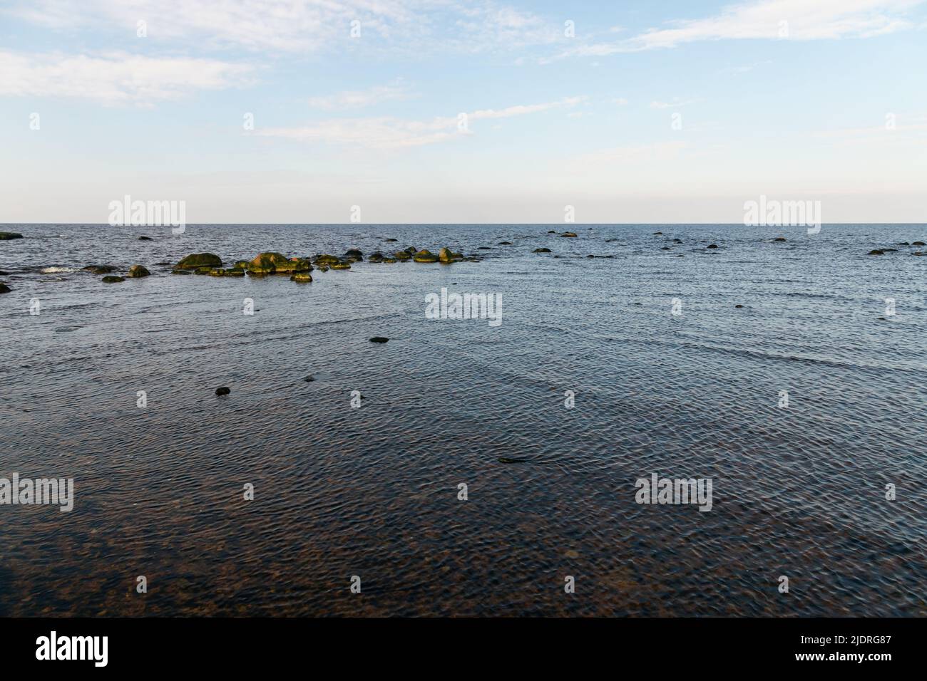 Pierres côtières de la mer Baltique. Paysage du golfe de Finlande Banque D'Images