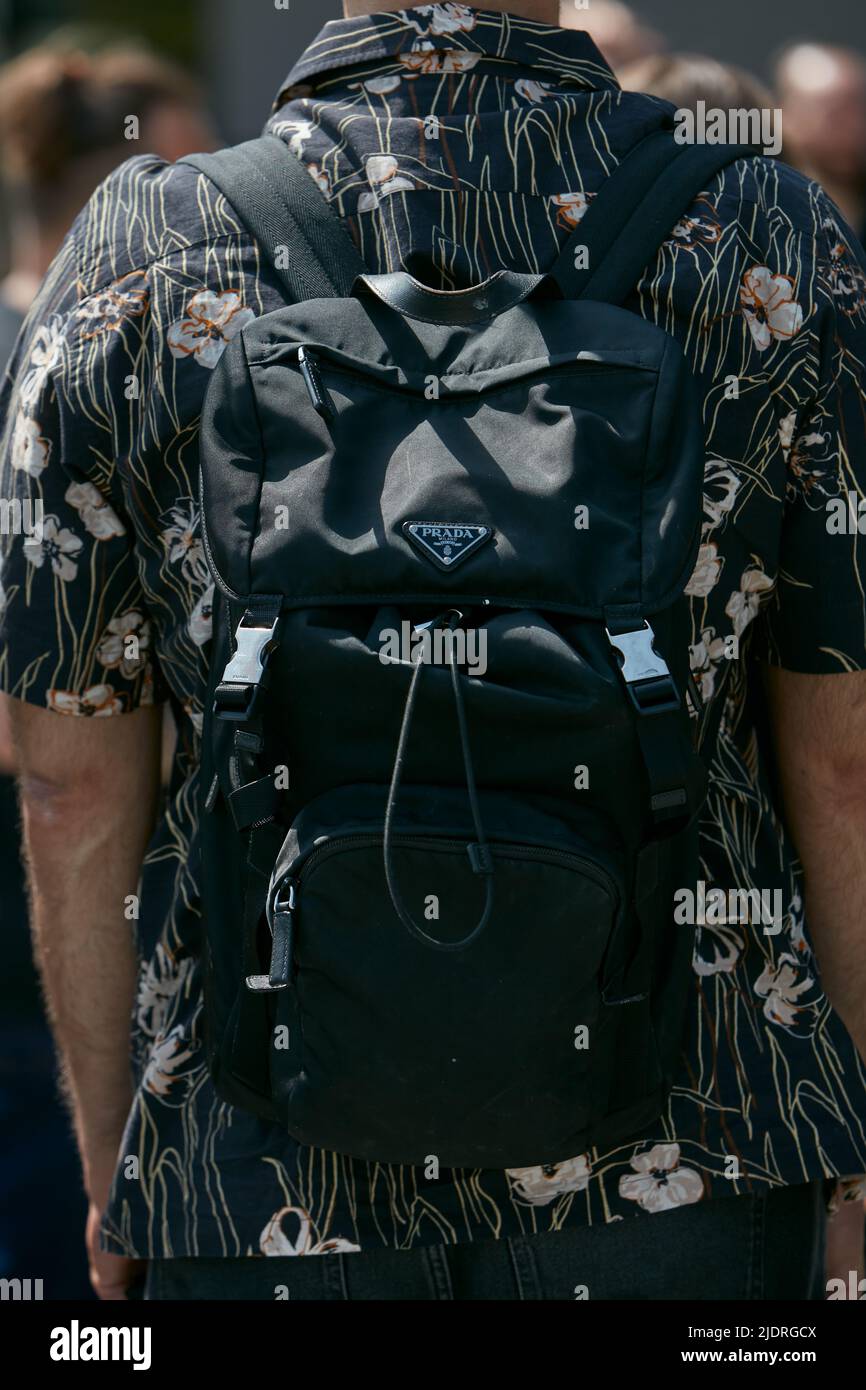 MILAN, ITALIE - 18 JUIN 2022: Homme avec sac à dos Prada noir avant le spectacle de mode MSGM, Milan Fashion week Street style Banque D'Images