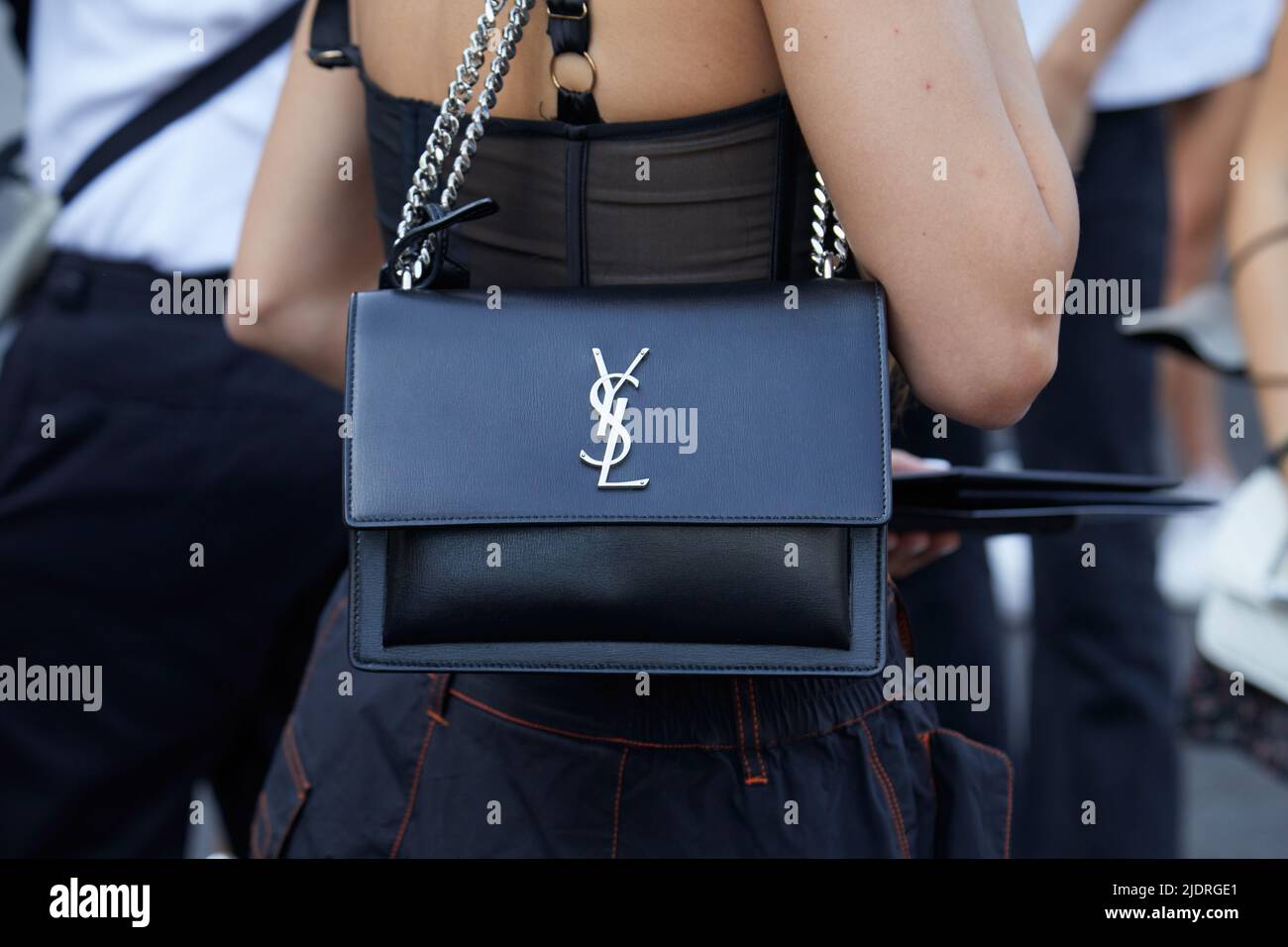 MILAN, ITALIE - 17 JUIN 2022: Femme avec cuir noir Yves Saint Laurent sac  avant Dsquared2 défilé de mode, Milan Fashion week Street style Photo Stock  - Alamy
