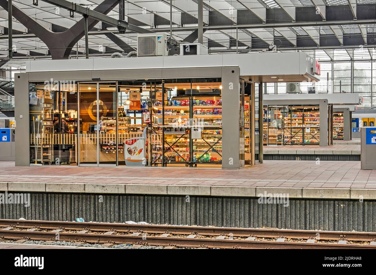 Rotterdam, pays-Bas, 1 novembre 2019: Kiosques sur la plate-forme dans la gare centrale Banque D'Images
