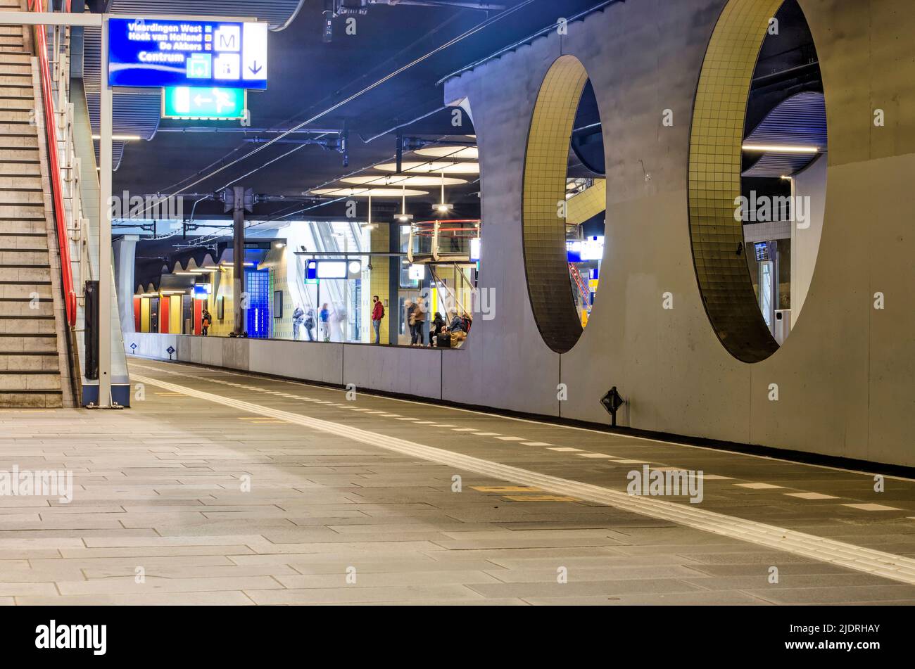 Rotterdam, pays-Bas, 11 septembre 2022: Plate-forme, escalier et personnes attendant à la station de métro Blaak Banque D'Images