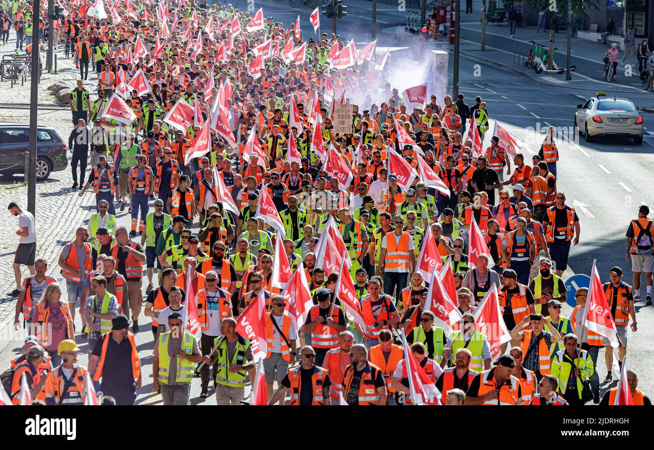 Hambourg, Allemagne. 23rd juin 2022. Les travailleurs des ports défilant dans la Hafencité de Hambourg avec le slogan « le monstre de l'inflation ». Le syndicat Verdi appelle les travailleurs des ports à faire une grève d'avertissement de 24 heures. Credit: Axel Heimken/dpa/Alay Live News Banque D'Images