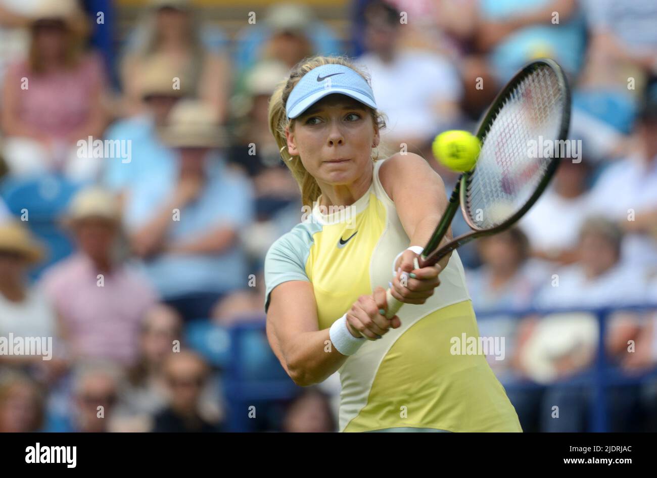 Katie Boulter (GB) jouant sur la cour centrale de l'aéroport international Rothsay, Devonshire Park, Eastbourne, 21st juin 2022 Banque D'Images