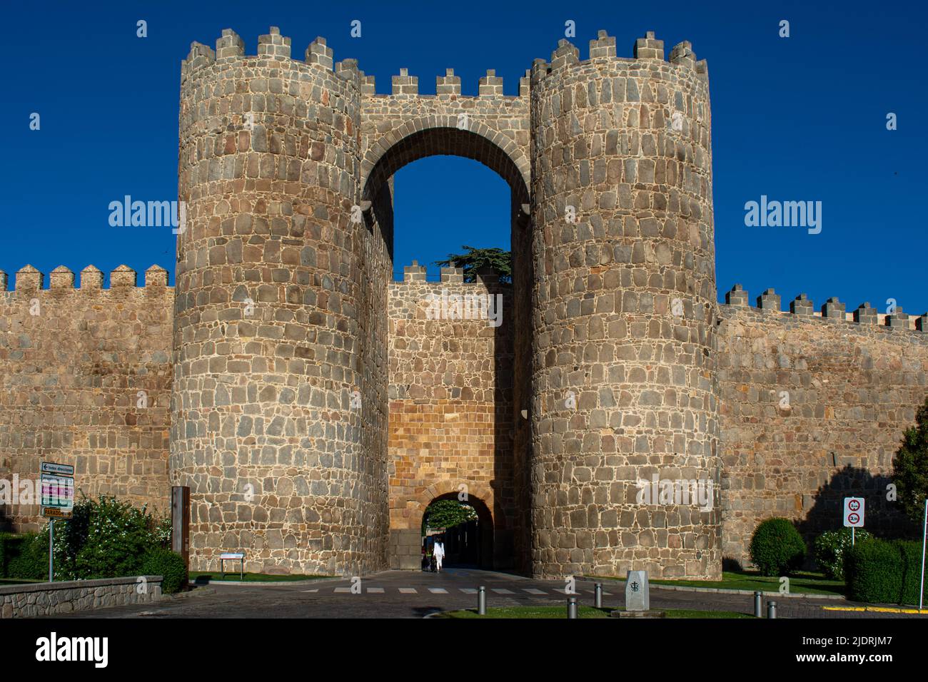 Les murs de la ville d'Ávila. Gatehouse Puerta del Alcázar. Banque D'Images