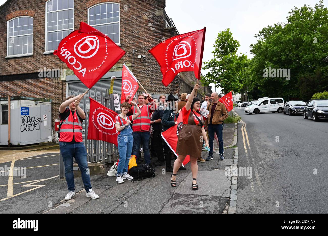 Brighton UK 23rd juin 2022 - les membres du syndicat ACORN soutenant la grève ferroviaire du RMT à l'extérieur d'un dépôt de réseau ferroviaire à Brighton aujourd'hui . ACORN est une organisation de membres de masse et un réseau de personnes à faible revenu s'organisant pour une affaire plus juste pour nos communautés : crédit Simon Dack / Alamy Live News Banque D'Images