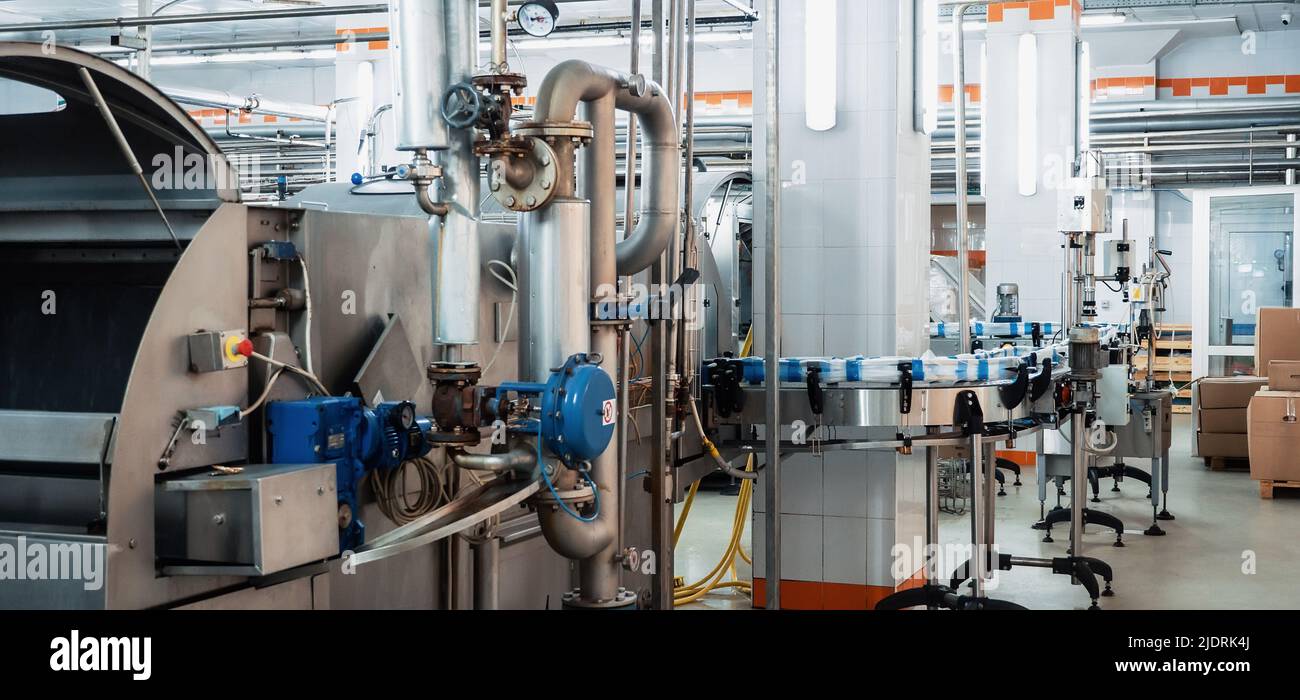 Industrie alimentaire. Chaîne de production ou convoyeur type dans une usine de boissons. Banque D'Images