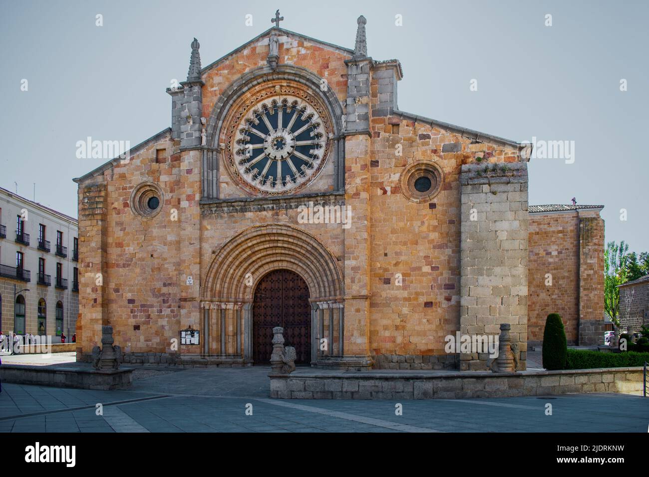 Ávila, Espagne. L'Eglise Iglesia de San Pedro Apóstol, 12th - 13th siècle, église paroissiale de style roman sur la Plaza de Santa Teresa. Banque D'Images