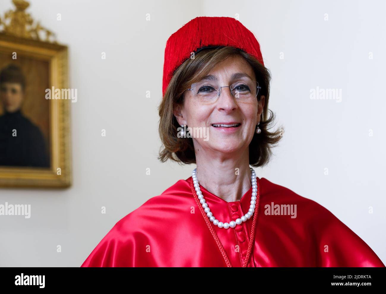 Portrait du ministre italien de la Justice Marta Cartabia, face à la caméra. Docteur honoris causa investi à l'Université de Madrid. Banque D'Images